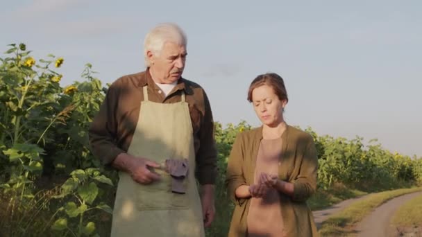 Střední Čelní Záběry Dvou Multigeneračních Farmářů Kteří Mluví Při Chůzi — Stock video