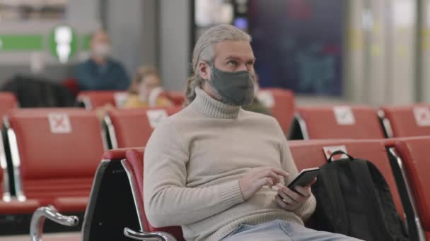 Medium Schot Van Senior Man Met Beschermend Masker Wachtend Boarding — Stockvideo