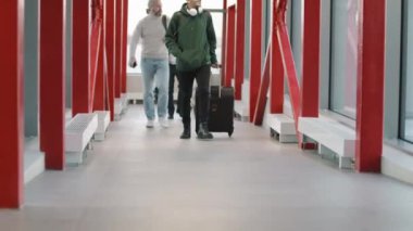 Uçağa binmek için jetten inen yolcuların kamera görüntüleri.