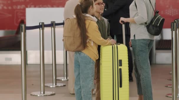 공항에서 체크인을 기다리고 매력적 여성의 — 비디오