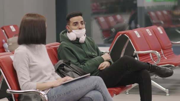 Koruyucu Maskeli Bir Kadın Erkeğin Uçuş Için Bekleme Salonunda Yan — Stok video