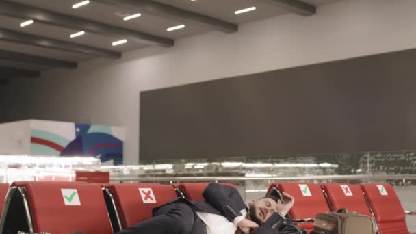 Zpomalené Záběry Obchodníka Obleku Ležícího Sedadlech Odletové Hale Spícího Při — Stock video