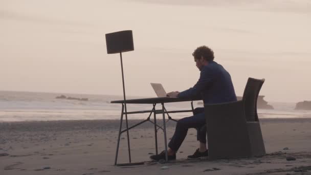 Широкий Знімок Ділового Чоловіка Який Працює Пляжі Ноутбуком Потім Насолоджується — стокове відео