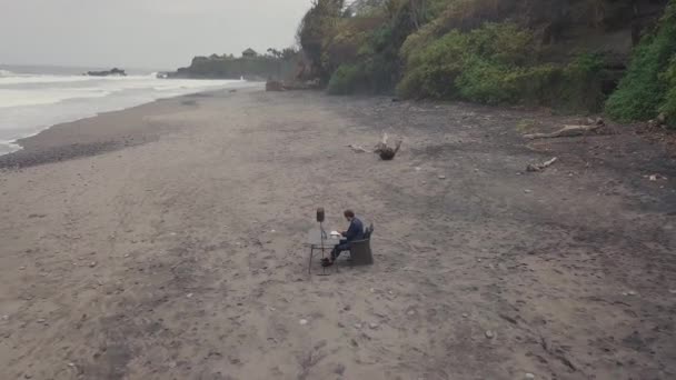 Zdjęcie Człowieka Siedzącego Przy Biurku Piaszczystej Plaży Bali Pracującego Laptopie — Wideo stockowe