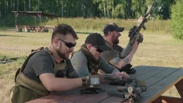 Opeenvolging Van Schoten Van Drie Brutale Getatoeëerde Mannen Militair Uniform — Stockvideo