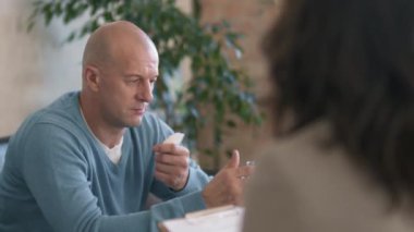 Tanımlanamayan bir kadın terapistin panoya notlar yazıp orta yaşlı bir adamın seans sırasında sorunlarını anlatmasını dinlemek.