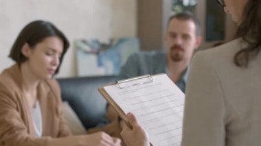 Terapi seansında kadın psikoterapist ve pano danışmanı çiftin yavaş çekimleri.