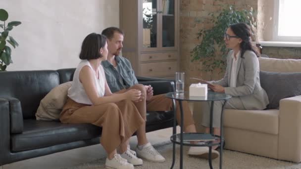 Média Foto Terapeuta Feminina Meia Idade Com Prancheta Conversando Com — Vídeo de Stock