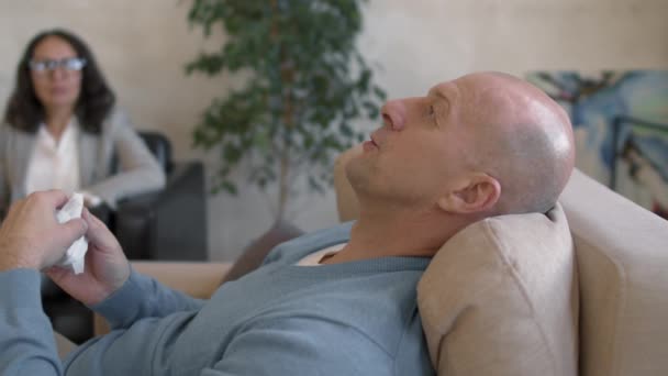 Pan Aufnahme Eines Ängstlichen Mannes Mittleren Alters Mit Gewebe Das — Stockvideo