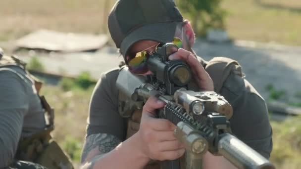 Närbild Brutal Militär Man Solglasögon Tar Sikte Med Gevär Tittar — Stockvideo