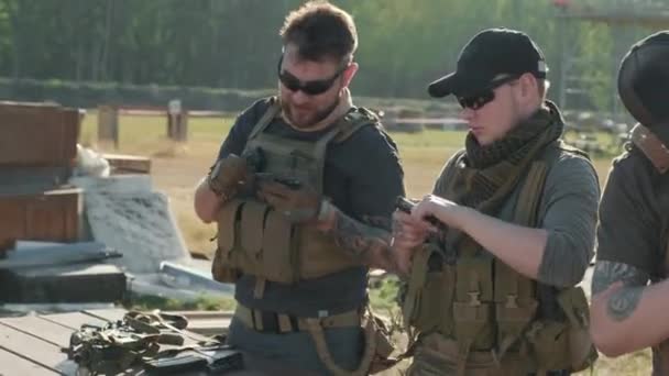 Disparo Mano Mediano Del Equipo Tres Hombres Caucásicos Tatuados Uniforme — Vídeo de stock