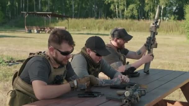 Tiro Medio Tres Hombres Brutales Tatuados Uniforme Militar Gafas Sol — Vídeos de Stock