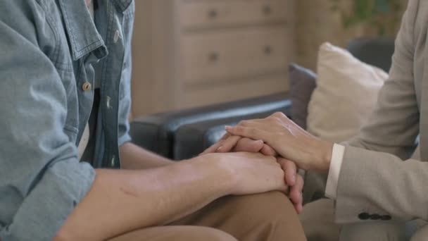Pan Närbild Oigenkännlig Kvinnlig Terapeut Röra Händerna Deprimerade Manliga Patienten — Stockvideo