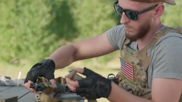 Naklápěcí Ruční Médium Detailní Záběr Brutálního Vojenského Muže Uniformě Slunečních — Stock video