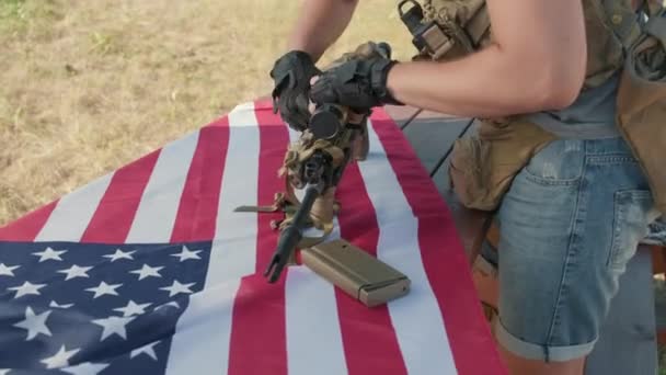 Haut Section Médiane Des Images Militaire Méconnaissable Assemblant Rapidement Fusil — Video