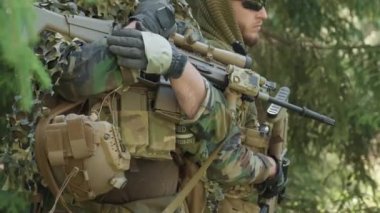 Ormandaki askeri operasyonda keskin nişancı tüfekleriyle kılık değiştirmiş iki Kafkas istihbarat askerinin yavaş çekim görüntüsü.