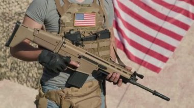 Askeri üniformalı, elinde tüfekle tanınmayan bir Amerikan piyade subayının orta bölüm görüntüleri.