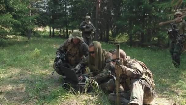 Full Shot Soldados Equipados Disfrazados Trabajando Ordenador Portátil Durante Peligrosa — Vídeos de Stock