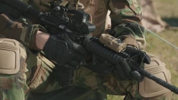 Elinde Keskin Nişancı Tüfeği Olan Kamuflaj Üniformalı Beyaz Sakallı Bir — Stok video