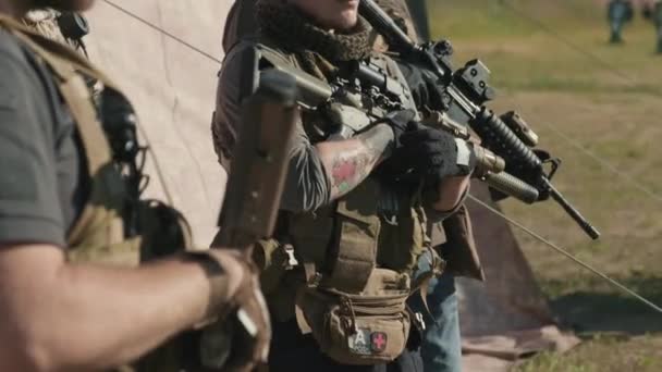 軍のユニットで移動せずに立って戦術的なベストをカモフラージュで残忍な男の傾きアップメディアのクローズアップ — ストック動画