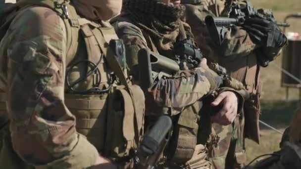 Ruční Záběry Brigády Zpravodajských Agentů Maskáčové Uniformě Odstřelovacími Puškami Hledícími — Stock video