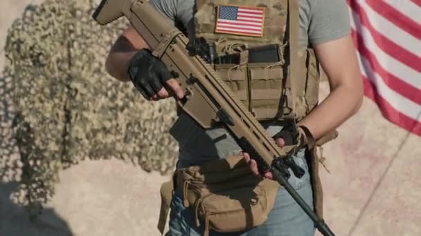 年轻军人戴着太阳镜 手持狙击步枪 目不转睛地看着为美国陆军服务的相机的倾斜慢动作中等特写 — 图库视频影像