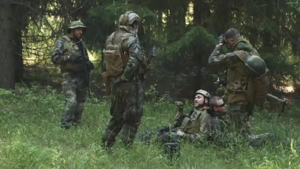 Pełne Ujęcie Oddziału Uzbrojonych Żołnierzy Mundurze Maskującym Odpoczywających Przed Operacją — Wideo stockowe