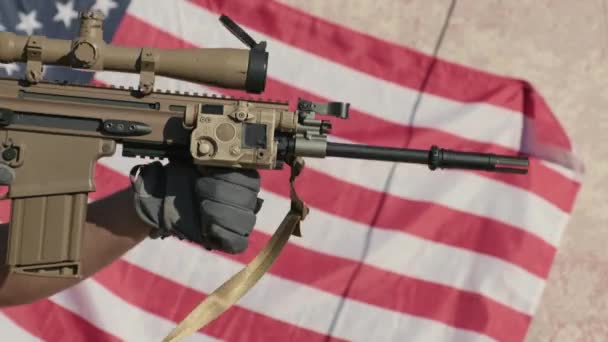 Снайперська Гвинтівка Снайперською Гвинтівкою Задньому Плані Вистрілює Жорстокого Американського Солдата — стокове відео