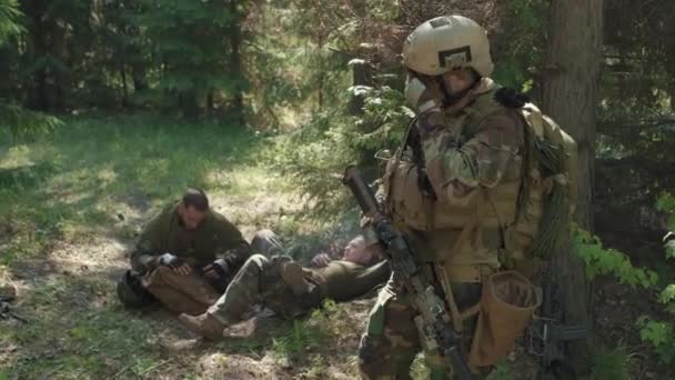 Tiro Médio Esquadrão Militar Refrigerando Sob Árvores Floresta Verão Depois — Vídeo de Stock