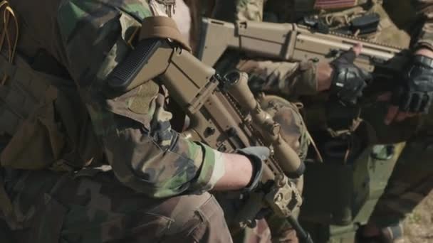 軍用動作の状況を評価しながらライフルを保持迷彩服の諜報部隊の傾きアップの閉鎖 — ストック動画