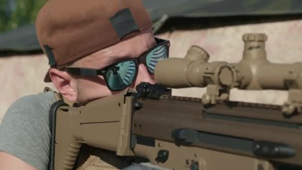 Primer Plano Del Brutal Militar Caucásico Gafas Sol Colocando Barbilla — Vídeos de Stock