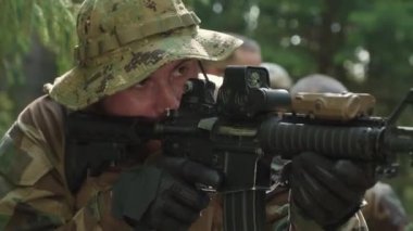 Keskin nişancı tüfekleriyle donanmış ormanın bölgesini araştıran vahşi Spetsnaz subayına yakın plan.