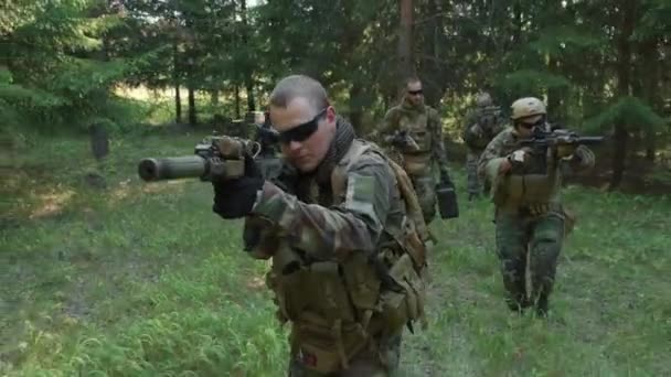 Rastreamento Tiro Médio Pelotão Jovens Soldados Uniforme Camuflagem Andando Cuidadosamente — Vídeo de Stock