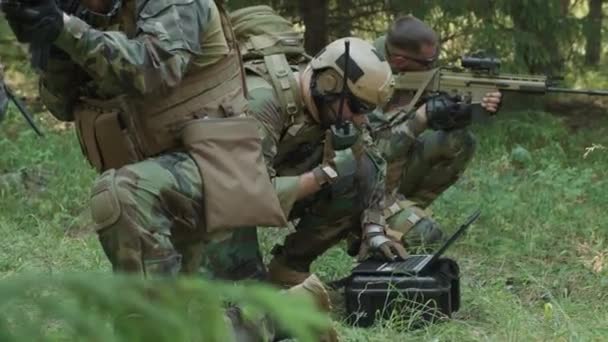Disparo Medio Escuadrón Soldados Fuerzas Especiales Operación Militar Selva Comandante — Vídeo de stock