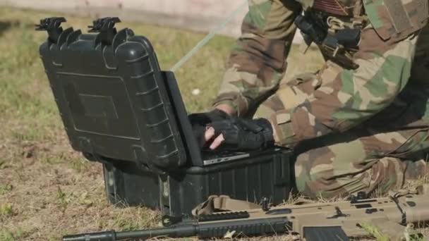 Tilting Primer Plano Oficial Vigilancia Militar Ropa Camuflaje Mecanografía Ordenador — Vídeo de stock