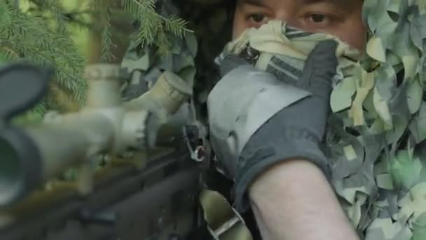 Крупный План Военного Камуфляжной Маскировке Сидящего Засаде Прицеливающегося Снайперской Винтовкой — стоковое видео