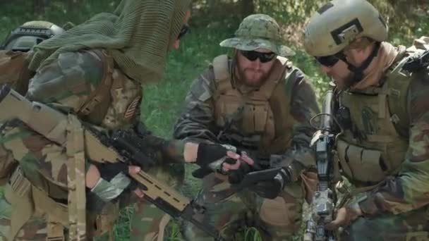 Images Scouts Militaires Déguisés Aide Une Tablette Numérique Accroupi Dans — Video