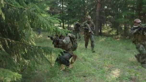 Disparo Completo Soldados Fuerzas Especiales Profesionales Acción Apuntando Sus Rifles — Vídeo de stock