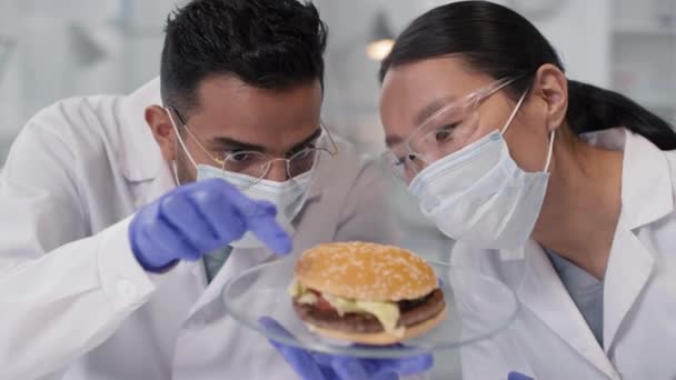 Primer Plano Cámara Lenta Investigadores Microbiología Multiétnica Inspeccionando Discutiendo Hamburguesa — Vídeo de stock