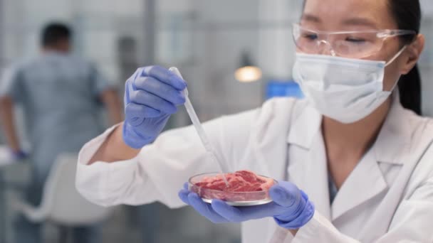 Lento Primer Plano Mujer Científica Asiática Dispensando Líquido Muestra Carne — Vídeo de stock