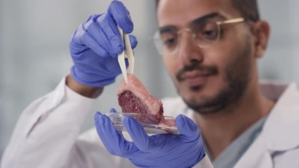 Primer Plano Cámara Lenta Del Científico Microbiología Oriente Medio Mirando — Vídeo de stock