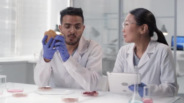 Imágenes Cámara Lenta Cintura Científicos Experimentando Con Carne Cultivada Laboratorio — Vídeo de stock