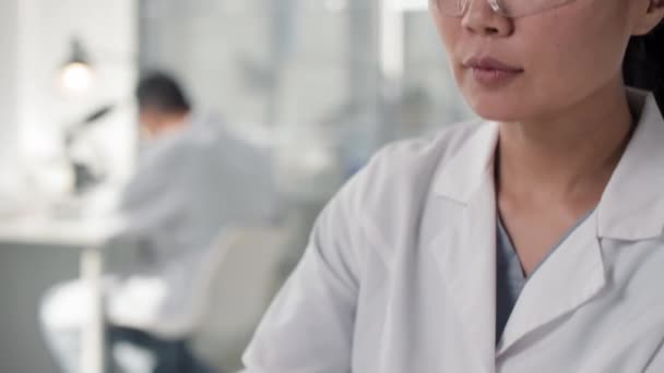 亚洲女微生物学家提着培养皿慢动作倾斜关闭实验研究及大豆肉样实验 — 图库视频影像
