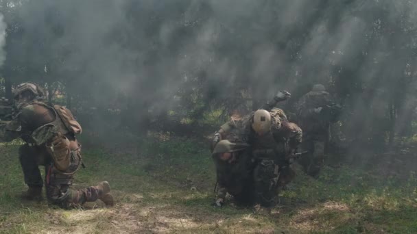 Imágenes Soldados Arrastrando Amigo Herido Largo Del Campo Batalla Ahumado — Vídeos de Stock