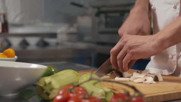 Plan Rapproché Chef Masculin Méconnaissable Uniforme Blanc Coupant Les Champignons — Video