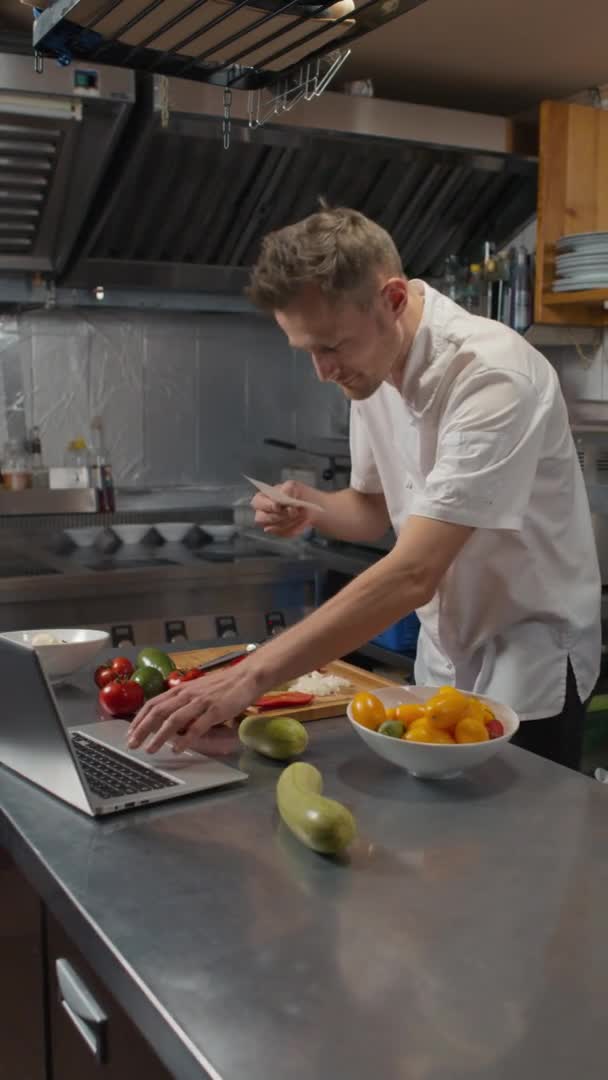 Pionowe Slow Motion Średni Strzał Kaukaski Kucharz Kuchni Restauracji Patrząc — Wideo stockowe