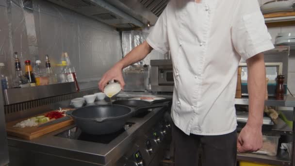 Повільний Постріл Середнього Розтину Невизначеного Шеф Кухаря Кухаря Білій Куртці — стокове відео
