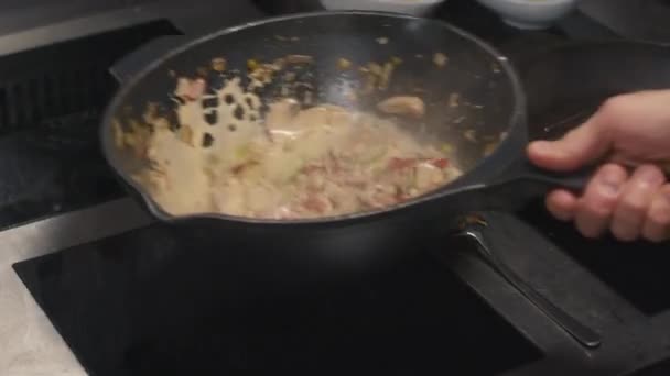 Zwolnione Tempo Zbliżenie Nierozpoznawalny Szef Kuchni Warzywa Gotowania Sosem Śmietankowym — Wideo stockowe