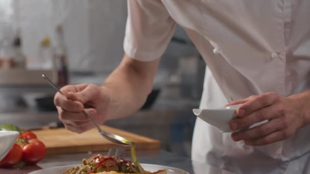Close Experiente Chef Drizzling Apenas Cozido Bife Salmão Legumes Estilo — Vídeo de Stock