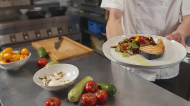 Close Chef Masculino Irreconhecível Mostrando Bife Salmão Preparado Com Legumes — Vídeo de Stock